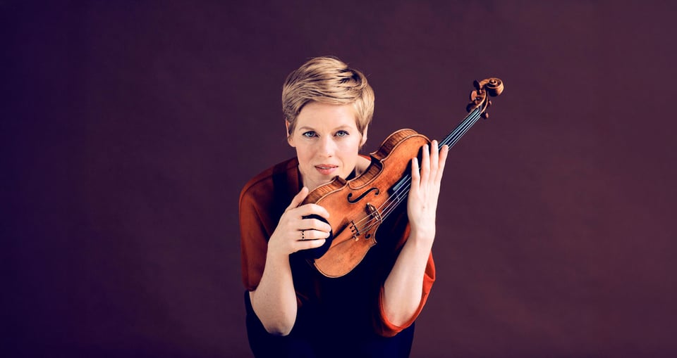 Blonde Dame mit Instrument vor violettem Hintergrund