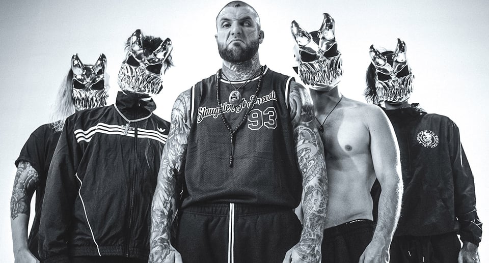 Fünf Männer, vier davon mit silbernen Masken, Mann in der Mitte mit Tattoos