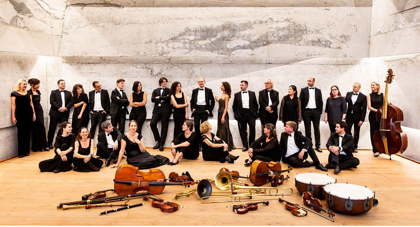 Ein Foto des Orchesters, auf dem alle schwarz gekleidet sind