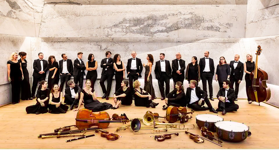 Ein Foto des Orchesters, auf dem alle schwarz gekleidet sind