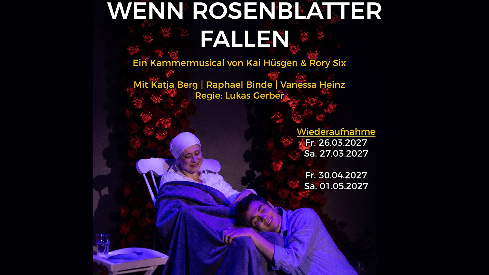 Plakat Wenn Rosenblätter fallen mit einer Szene aus dem Kammermusical, in der eine Person in einem weißen Kopftuch auf einem Stuhl sitzt und eine weitere Person ihren Kopf auf deren Schoß legt, vor einer Kulisse aus roten Rosen und dunklem Hintergrund