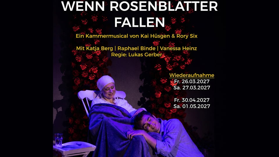 Plakat Wenn Rosenblätter fallen mit einer Szene aus dem Kammermusical, in der eine Person in einem weißen Kopftuch auf einem Stuhl sitzt und eine weitere Person ihren Kopf auf deren Schoß legt, vor einer Kulisse aus roten Rosen und dunklem Hintergrund