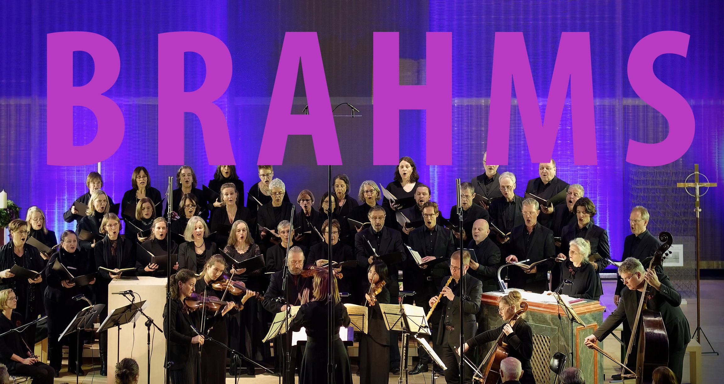 Chor mit Instrumenten vor blauem Hintergrund und rosa Schrift – offizielles Veranstaltungsbild zu „J. Brahms | Ein Deutsches Requiem“.
