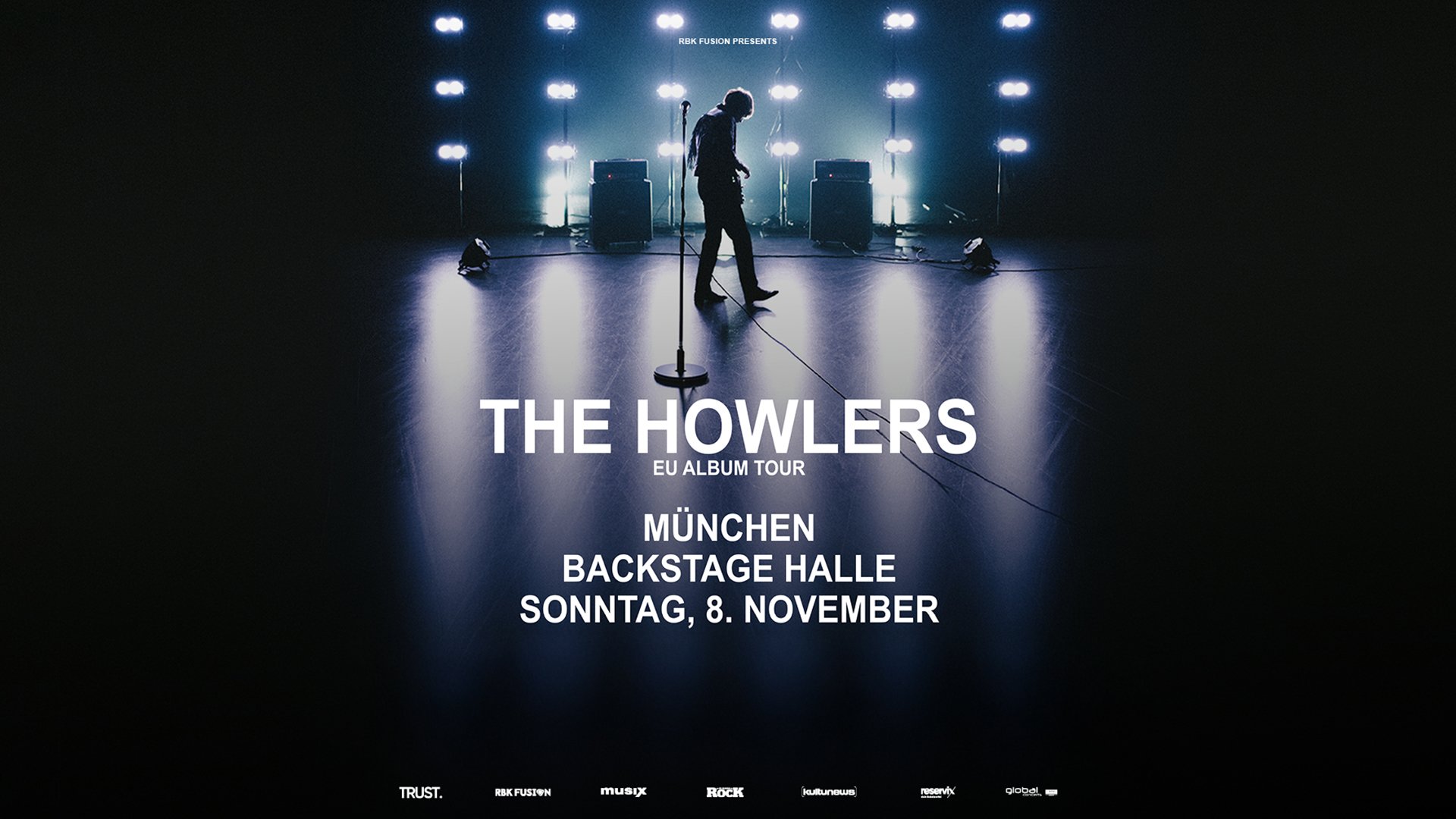 Dunkles Konzertmotiv mit der Silhouette eines Musikers auf einer beleuchteten Bühne sowie den Veranstaltungsdetails zur EU Album Tour von The Howlers in der Backstage Halle München.