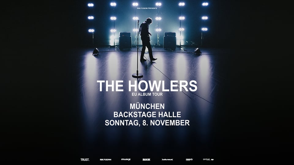 Dunkles Konzertmotiv mit der Silhouette eines Musikers auf einer beleuchteten Bühne sowie den Veranstaltungsdetails zur EU Album Tour von The Howlers in der Backstage Halle München.