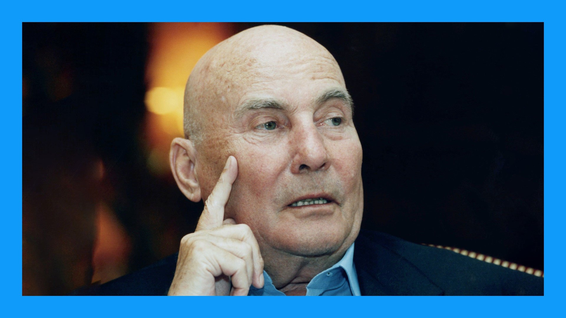 Foto für das Event Hans Werner Henze – 3. Paradisi gloria mit dem Künstler und einem blauen Rahmen.