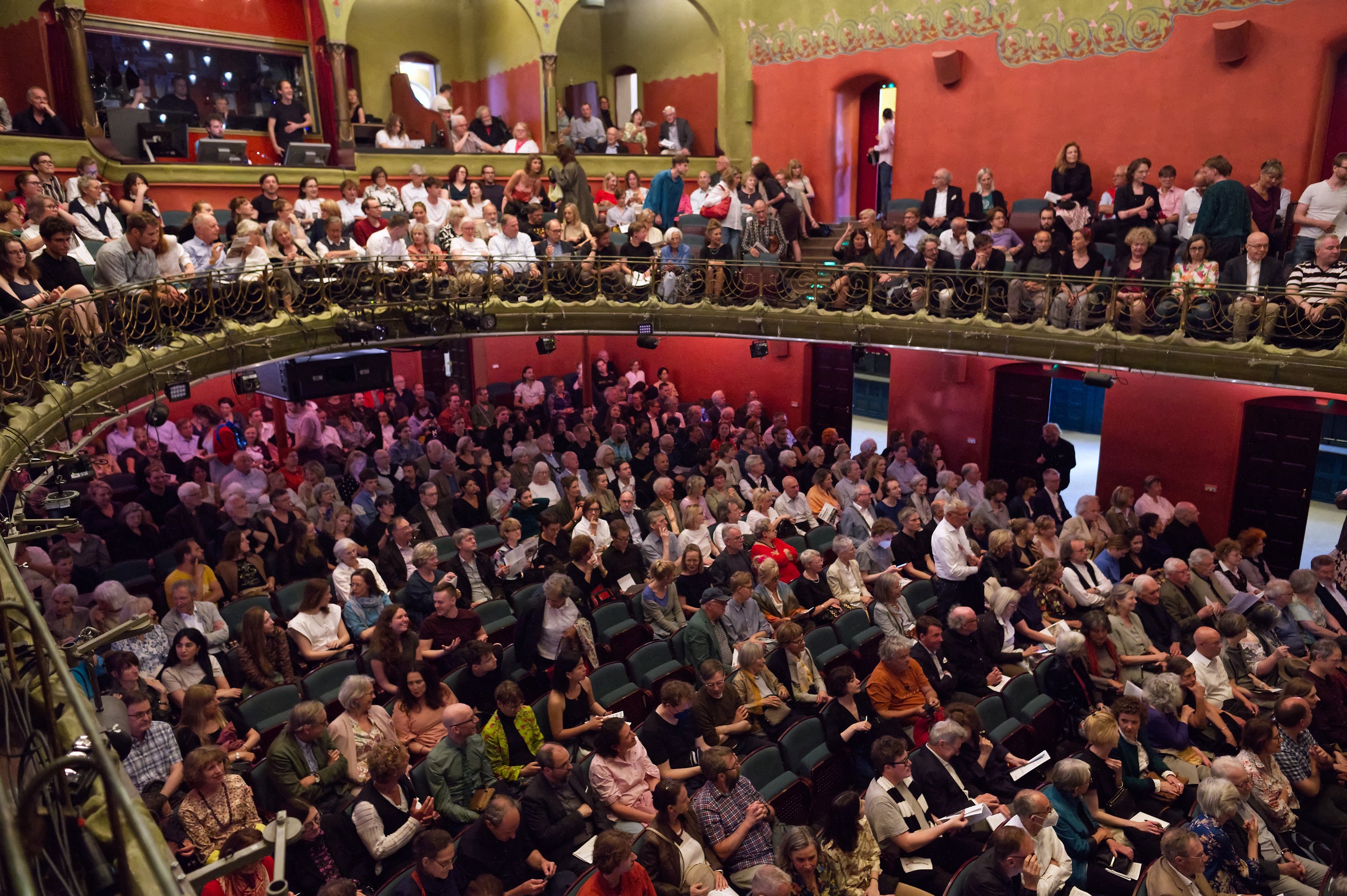 voll besetzter Saal der Münchner Kammerspiele