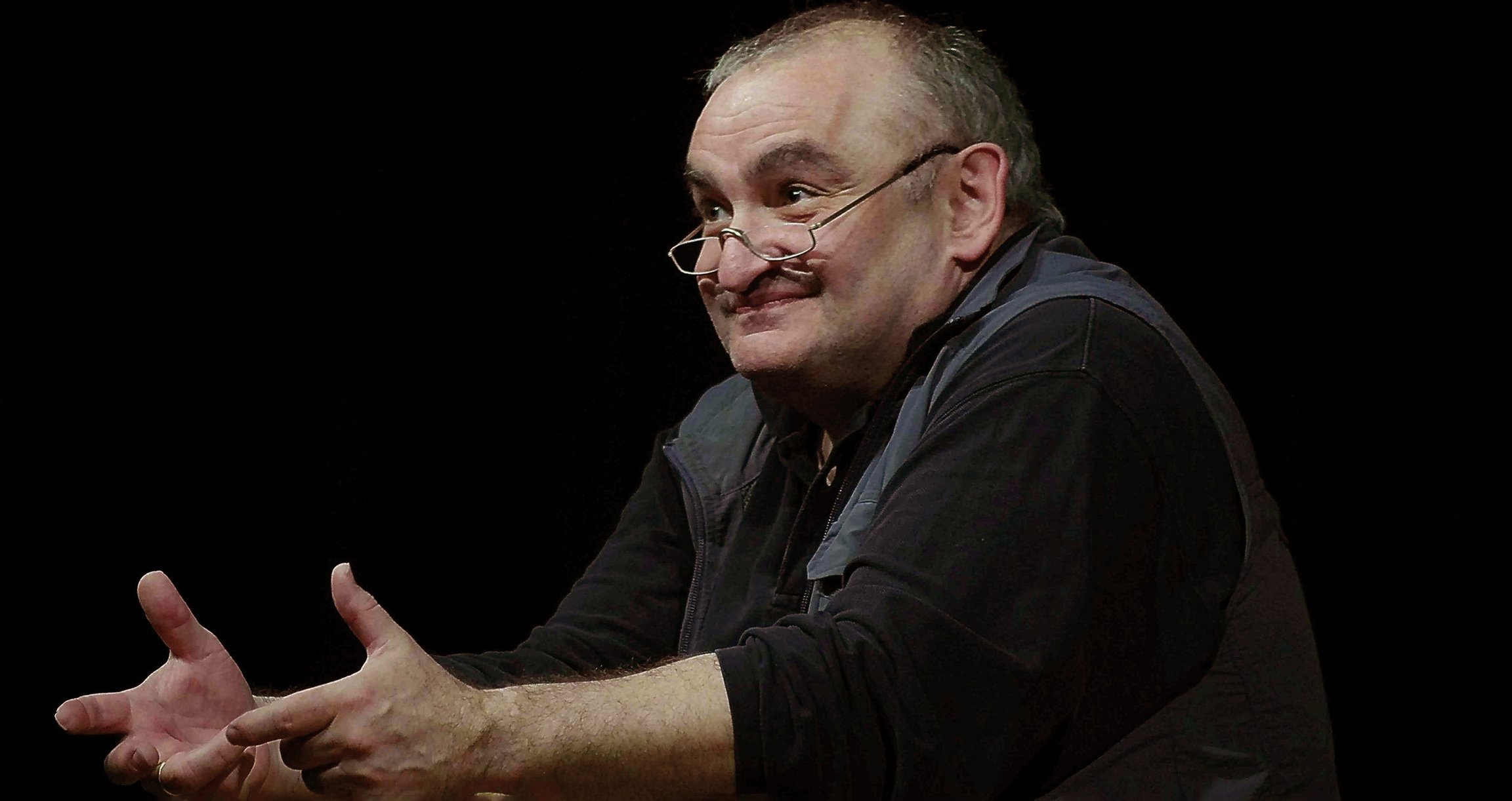 Sigi Zimmerschied im Bühnenlicht vor schwarzem Hintergrund – offizielles Veranstaltungsbild zum Kabarettprogramm „Kein Thema – Eine deutsche Antwort“.