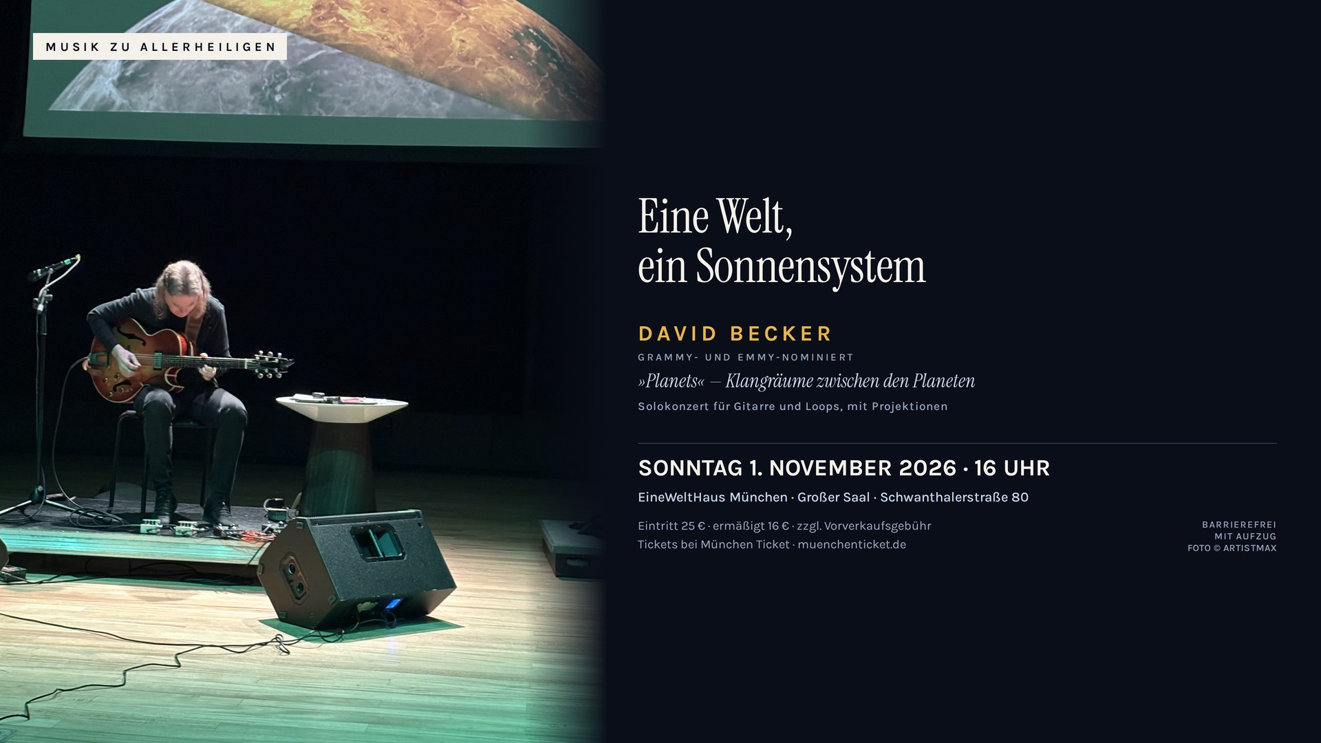 Plakat Eine Welt, ein Sonnensystem mit David Becker bei einem Solokonzert auf der Gitarre vor Projektion eines Planeten, dazu der Titel Eine Welt, ein Sonnensystem und Hinweise auf das Konzertprogramm Planets – Klangräume zwischen den Planeten