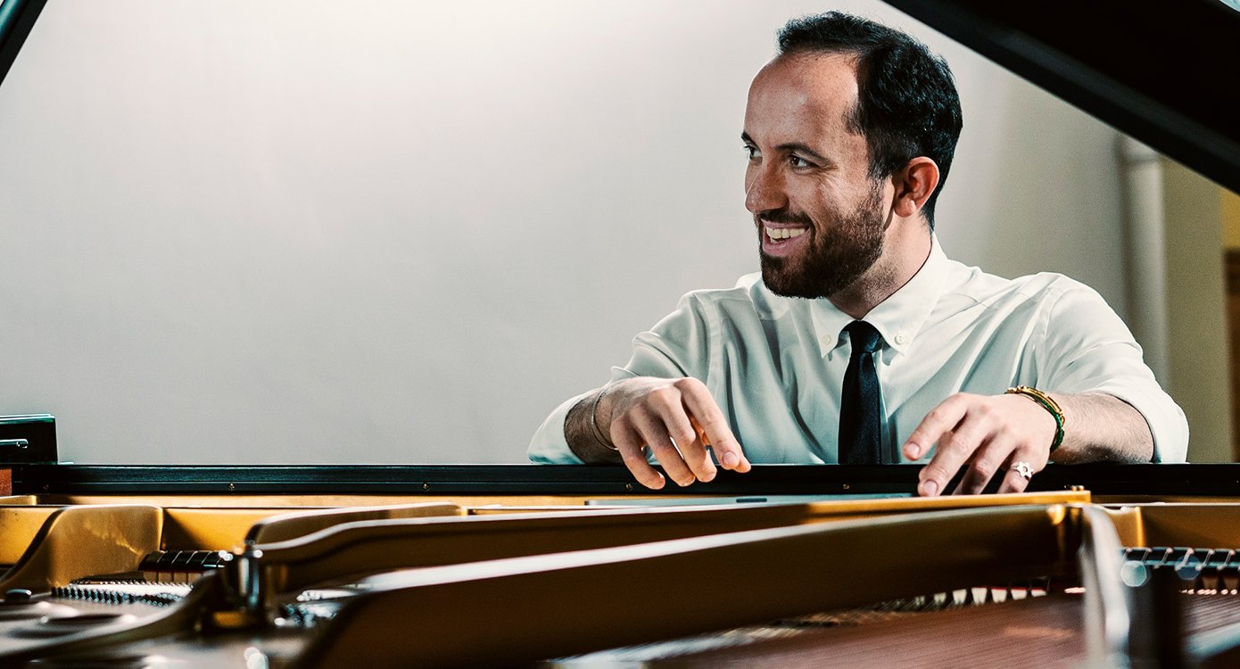 ein sitzender Mann, der ein Instrument spielt