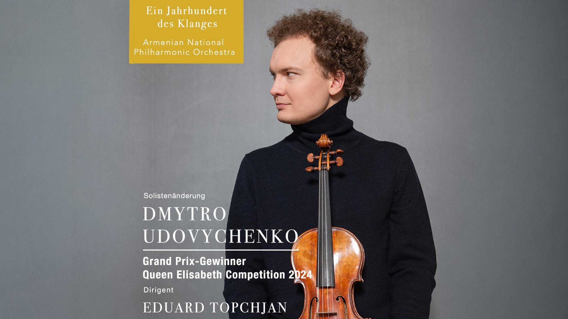Der Künstler Dmytro Udovychenko in schwarzem Rollkragenpullover mit Instrument und Informationen zur Veranstaltung 