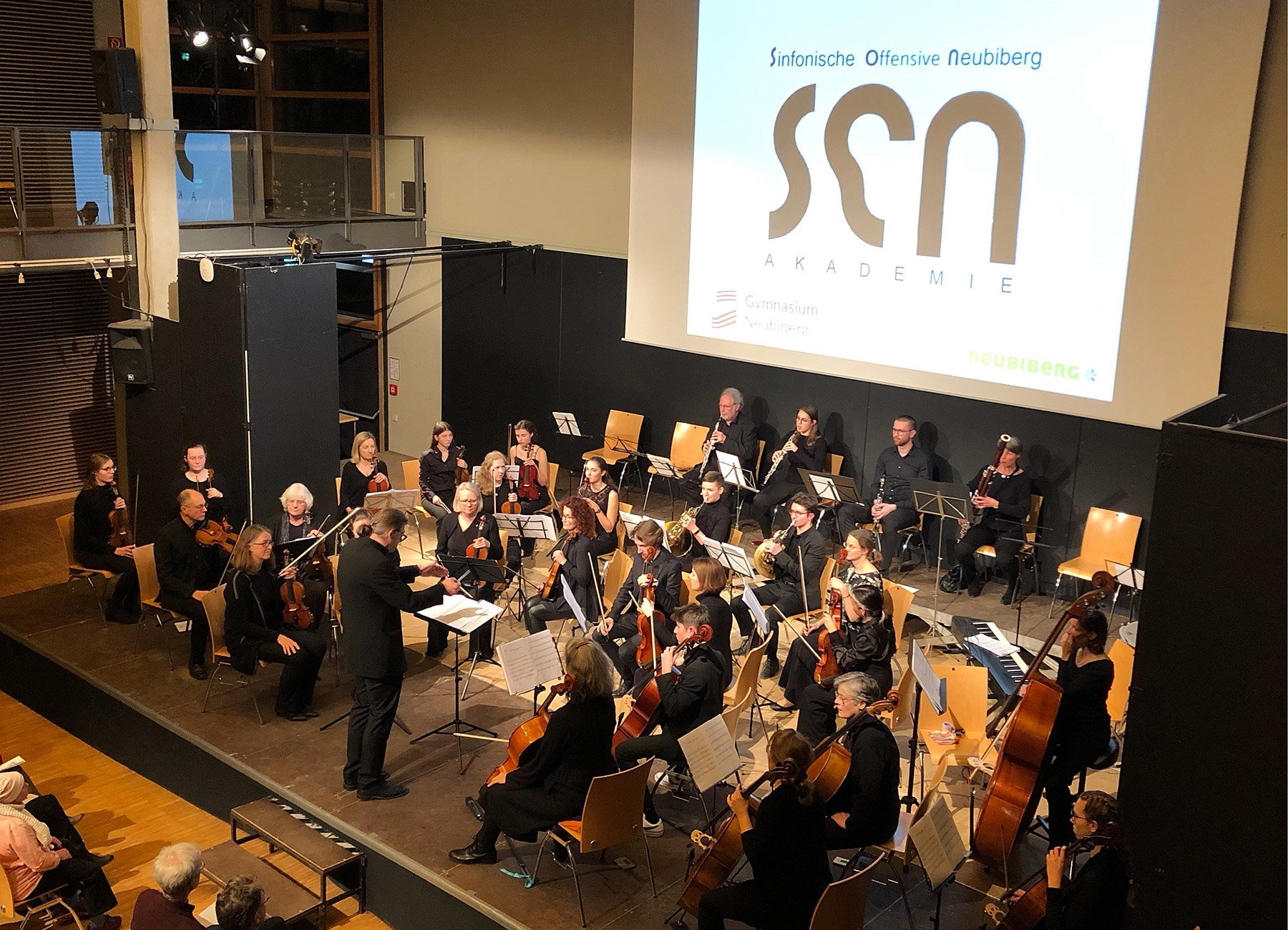 Orchester mit Instrumenten auf Bühne
