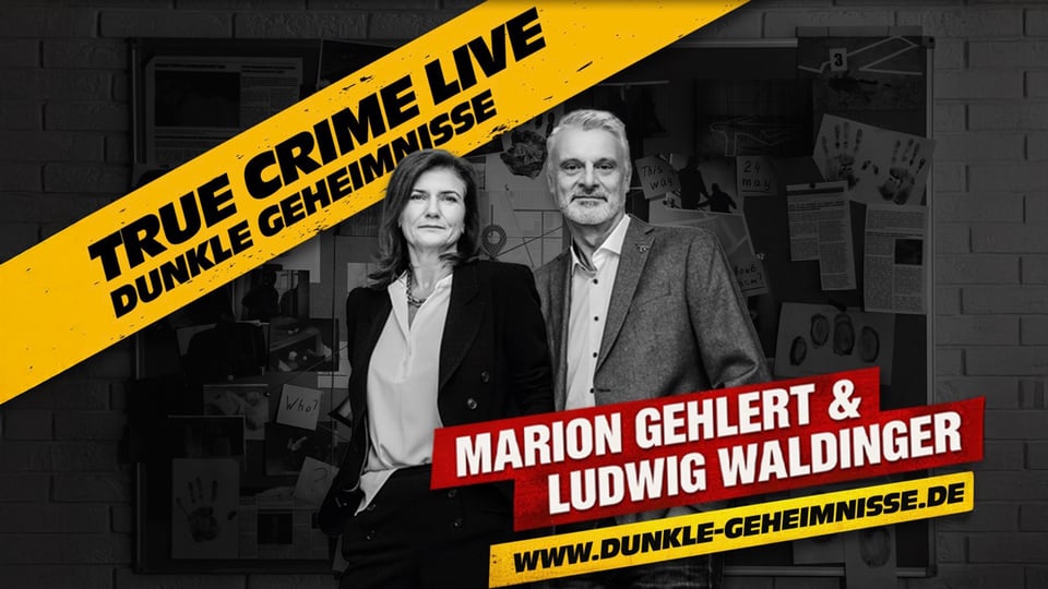 Eventmotiv zu „True Crime Live – Dunkle Geheimnisse“ mit Marion Gehlert & Ludwig Waldinger: Zwei erwachsene Personen in dunkler Kleidung stehen vor einer Wand mit Ermittlungsfotos, Dokumenten und Notizen; darüber gelbes Banner mit dem Text „TRUE CRIME LIVE – DUNKLE GEHEIMNISSE“ sowie roter Schriftzug mit den Namen der Mitwirkenden und der Website dunkle-geheimnisse.de.
