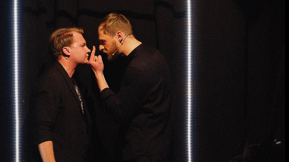 Foto für die Veranstaltung „Soloway 2026 – Shevchenko in da house“ mit zwei Darstellern in schwarzer Kleidung vor schwarzem Hintergrund.