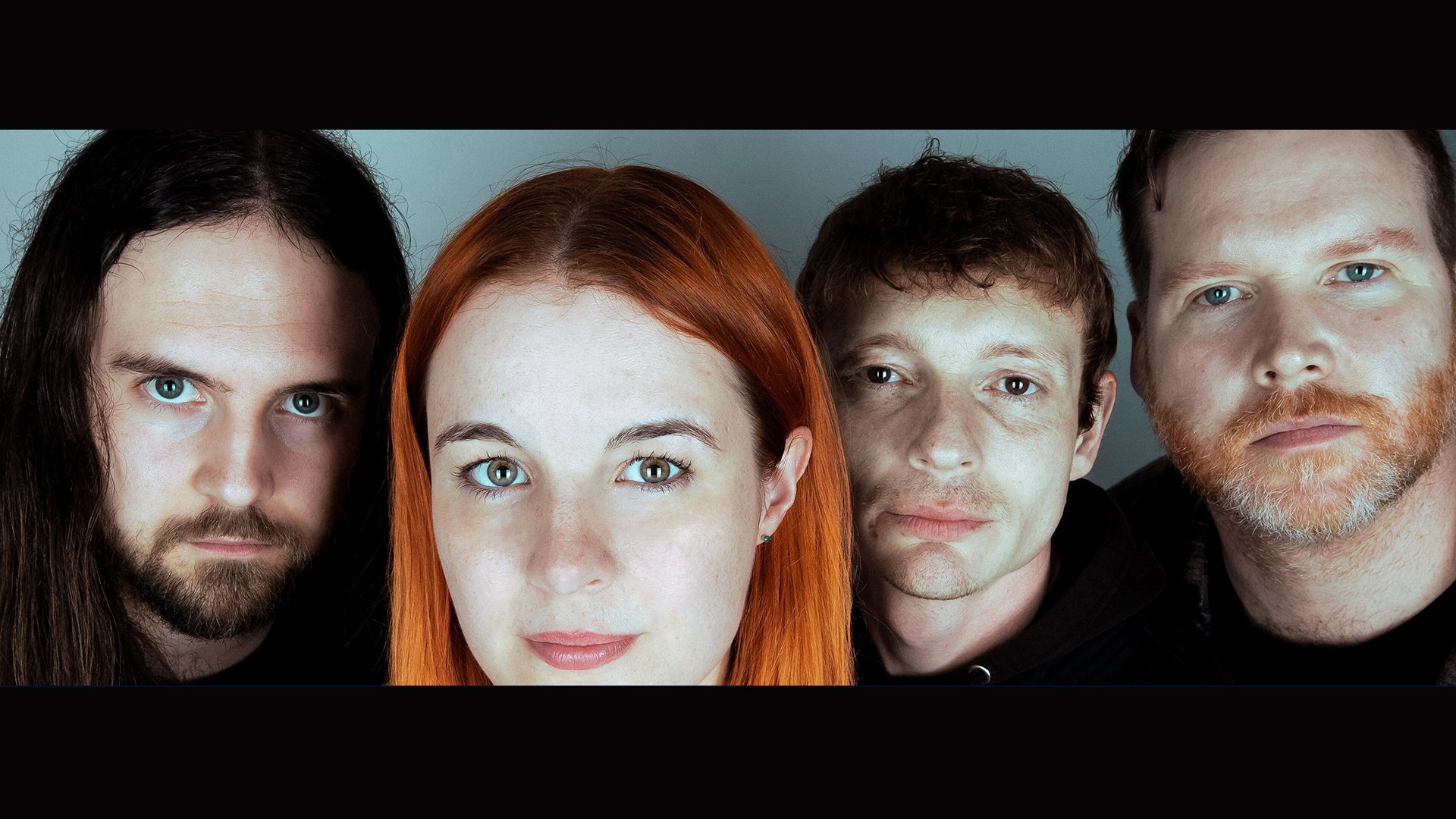 Die vier MusikerInnen der Band Svalbard, die dicht nebeneinander frontal mit ernstem konzentrierten Gesichtsausdruck die Kamera blicken