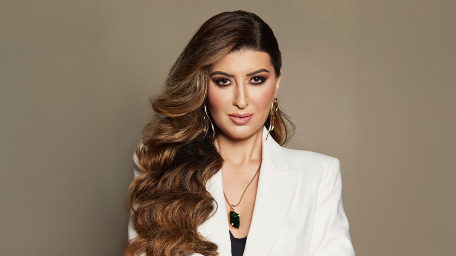 Porträtfoto der Pianistin Nareh Arghamanyan in weißem Blazer vor neutralem Hintergrund
