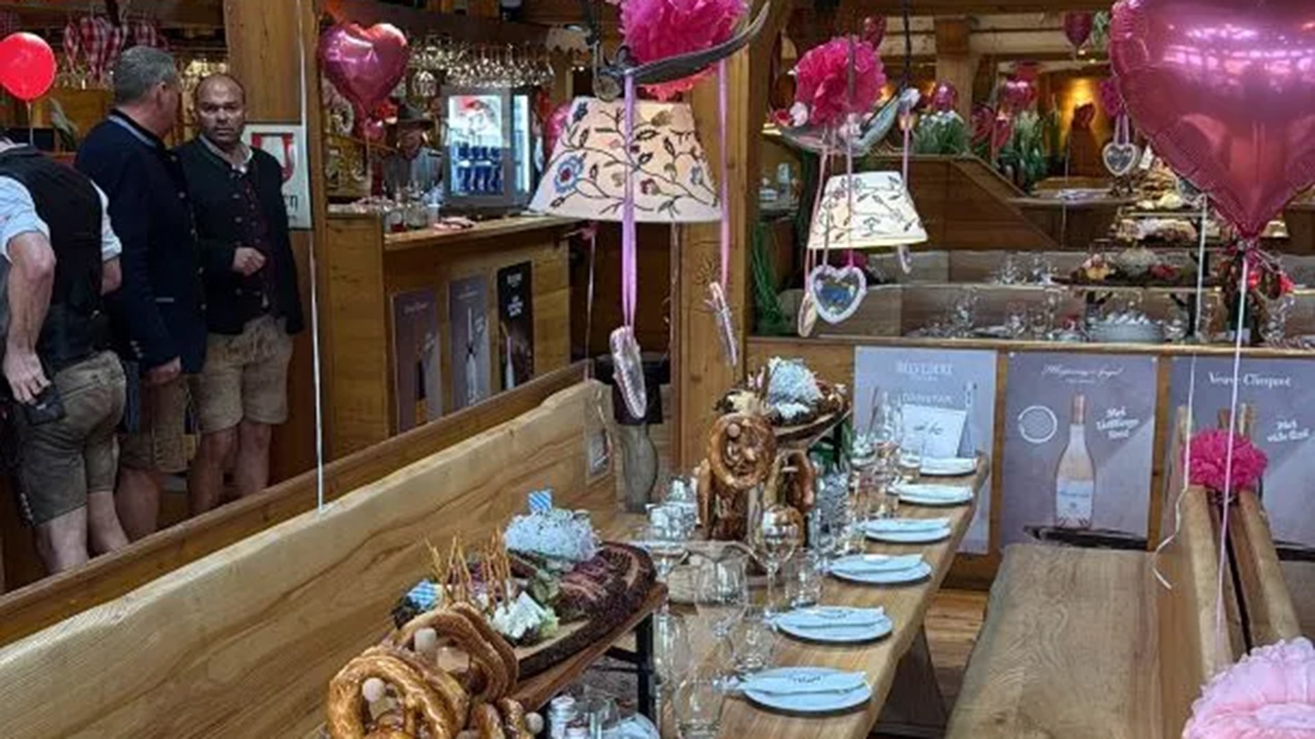 Das Lokal mit enem gedeckten Tisch