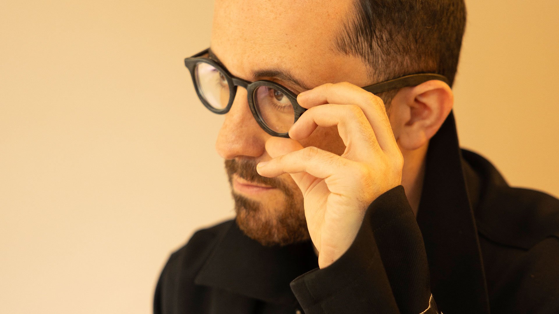 Foto für das Event Igor Levit spielt Beethoven mit dem Künstler vor gelbem Hintergrund