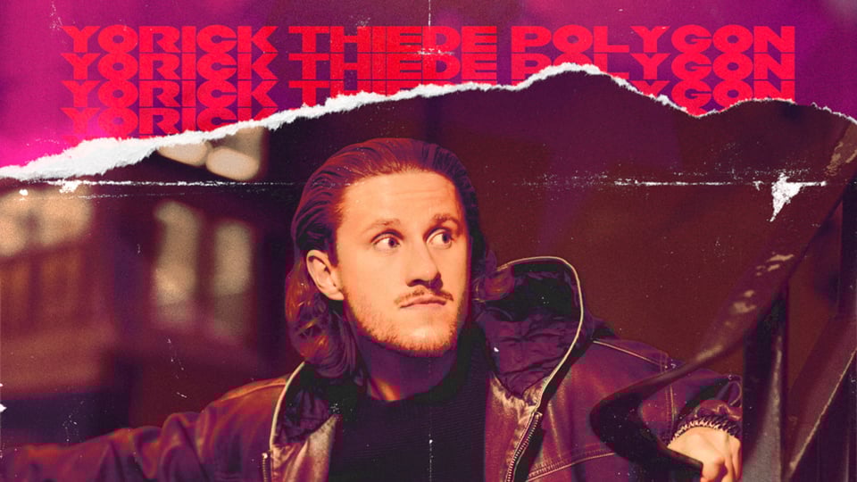 Porträt des Comedians Yorick Thiede vor rotem Hintergrund mit Schriftzug „Polygon“, Werbebild zum Programm Polygon mit Yorick Thiede.