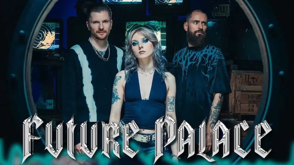 Drei Personen der Band Future Palace in einem dunklen Raum mit Monitoren; mittig eine Person mit silberblonden Haaren und blauem Oberteil, flankiert von zwei Personen in schwarzer Kleidung. Der Schriftzug Future Palace steht groß im Vordergrund