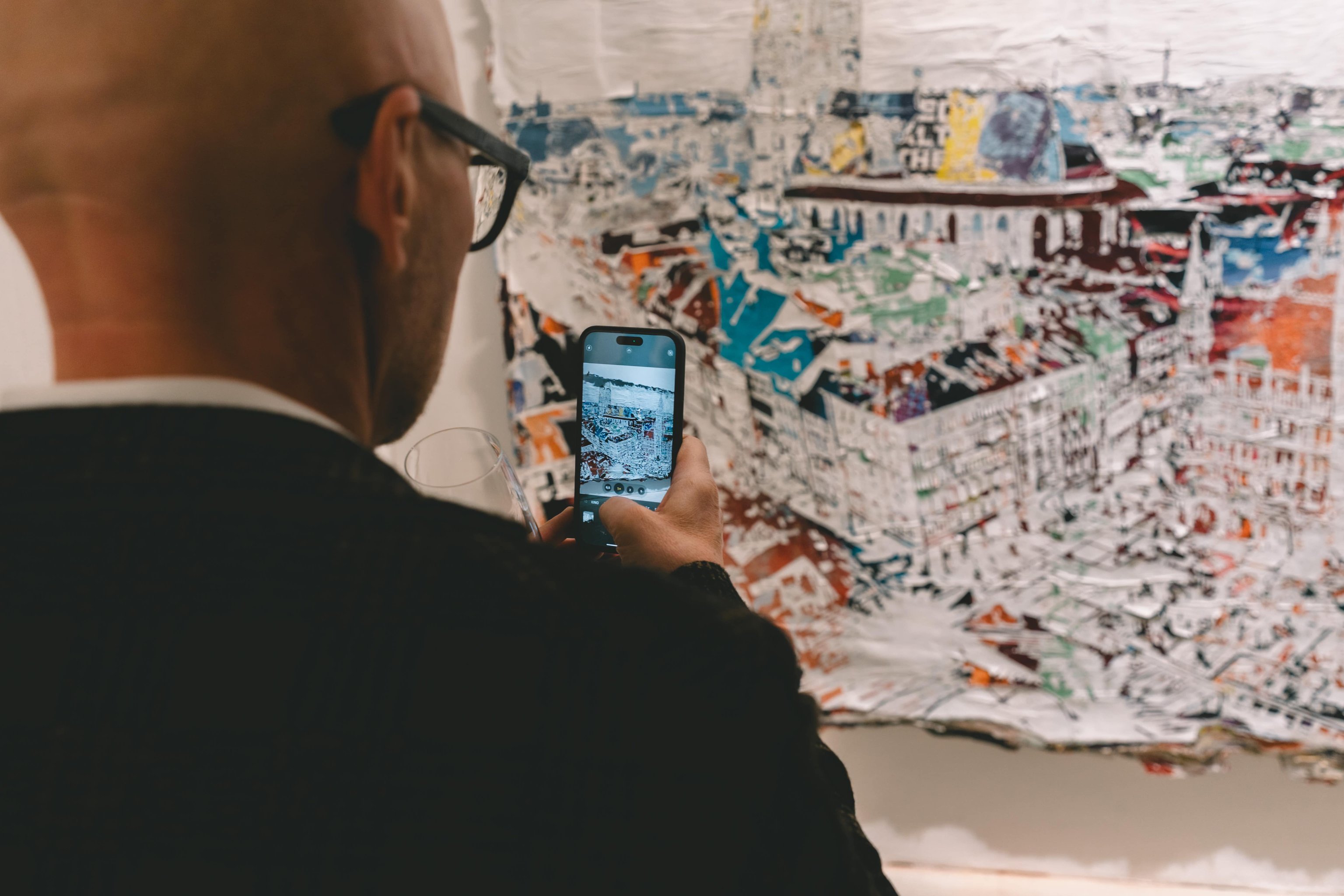 Person macht Foto von Kunstwerk