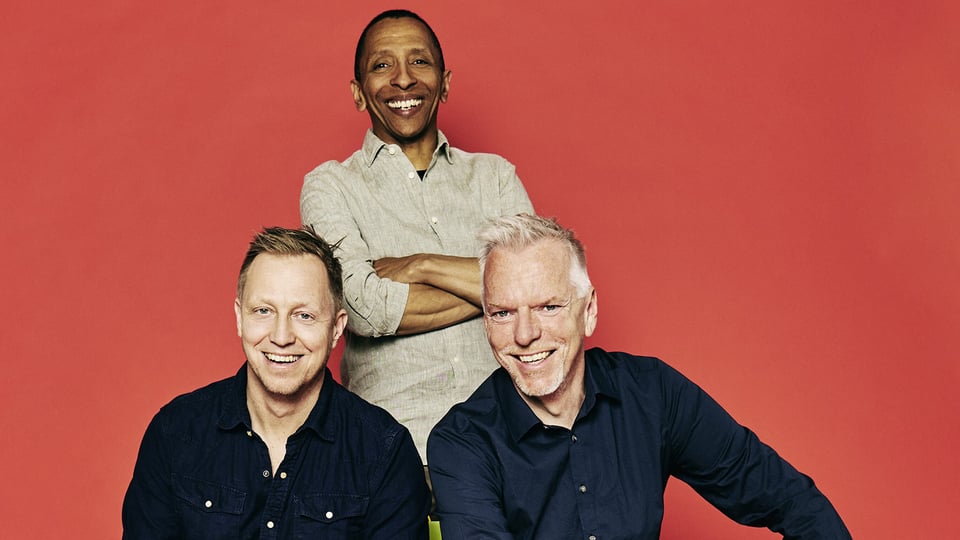 Das Tingvall Trio vor rotem Hintergrund