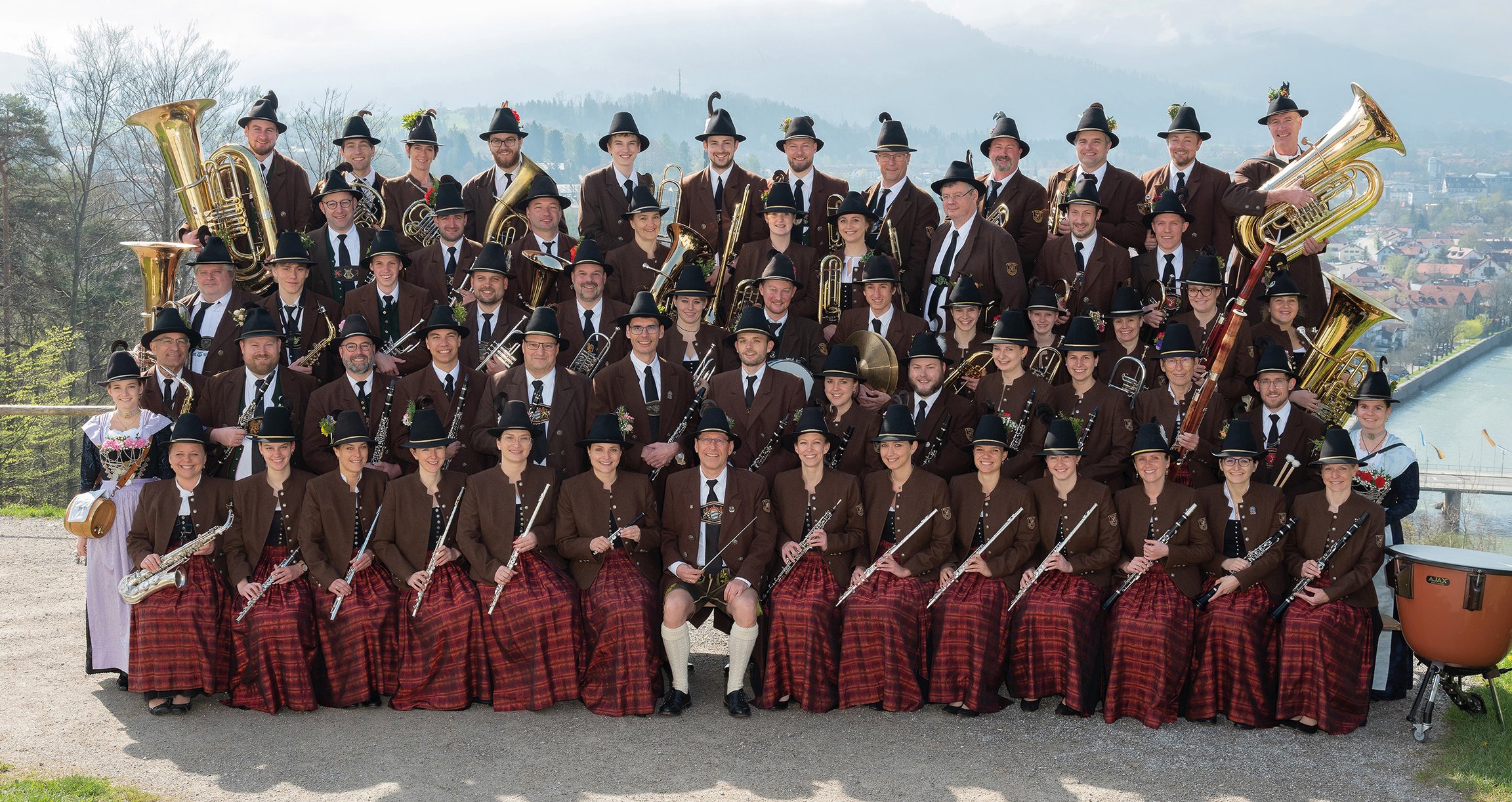 Ein Foto des Orchesters mit Instrumenten und traditionellen bayerischen Trachten
