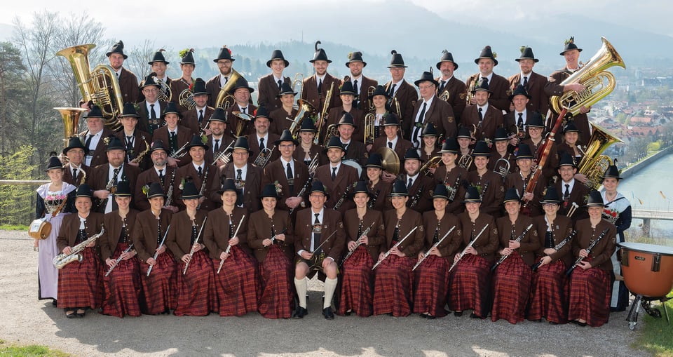 Ein Foto des Orchesters mit Instrumenten und traditionellen bayerischen Trachten