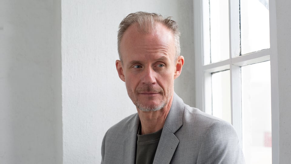 Portrait des Künstlers vor enem weißen Fenster