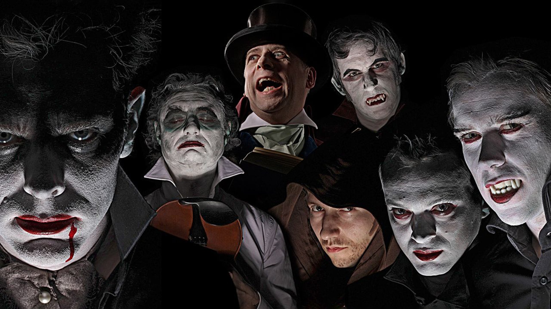 Foto für das Event im Kleinen Theater Haar – mehrere Männer in Dracula-Kostümen.