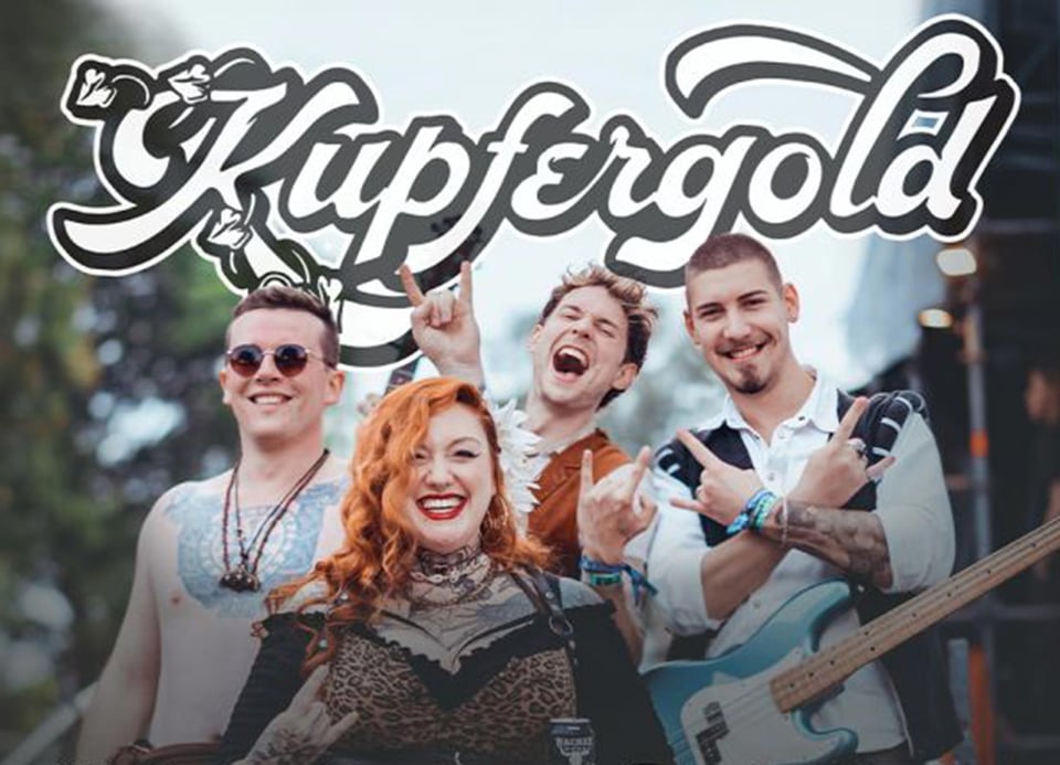 Foto der Gruppe mit Instrumenten und einer Typografie.