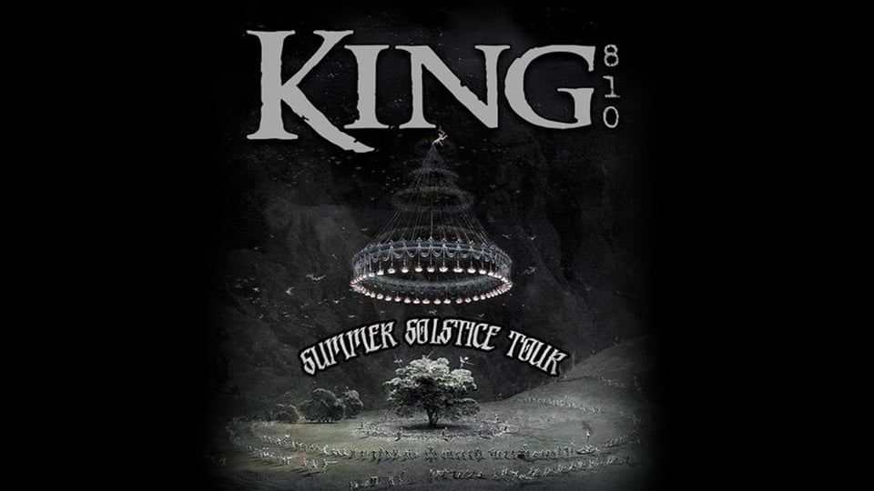 Eine Grafik in schwarz-weiss mit Aufschrift und Bandlogo