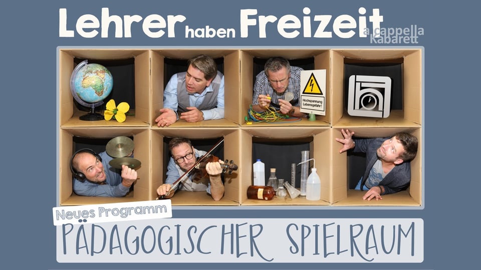 Eine Collage aus Fotos von den Darstellern sowie Requisiten in acht Kästen mit Aufschrift 