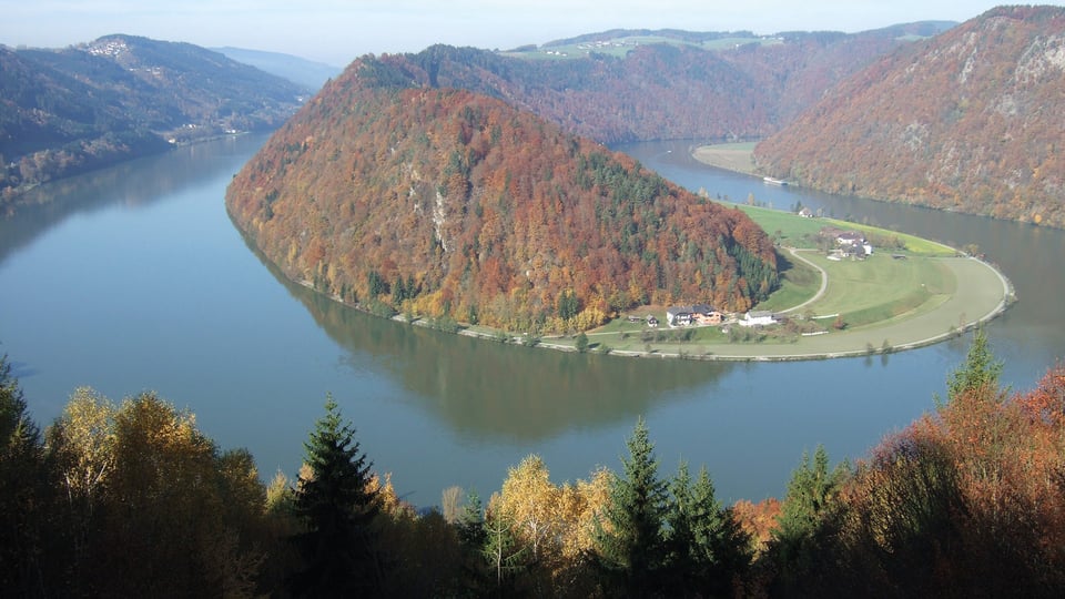 Bild einer Seenlanschaft, in der Mitte eine Insel mit Felsmassiv