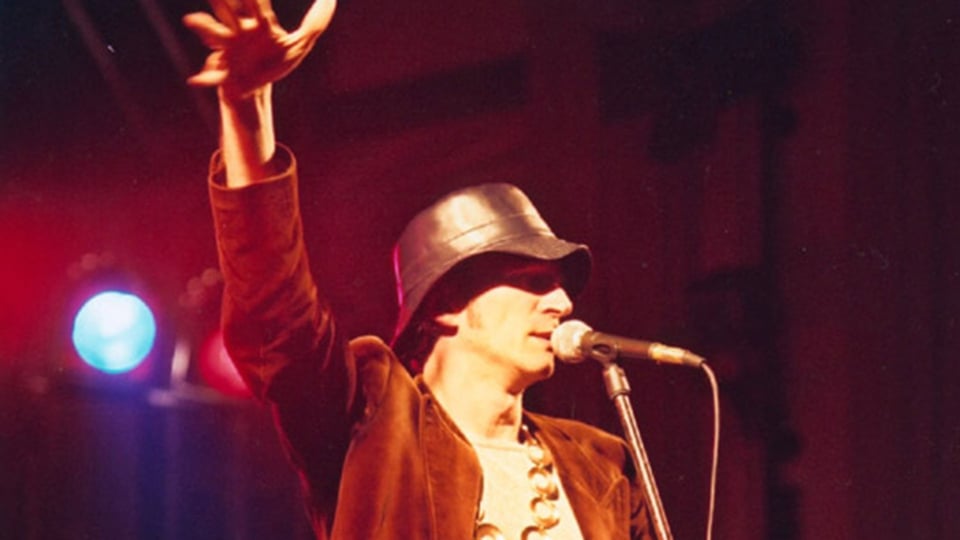 Foto für das Event von Ecco DiLorenzo, mit dem Künstler, der singt, ein Mikrofon hält und die Hand erhoben hat.