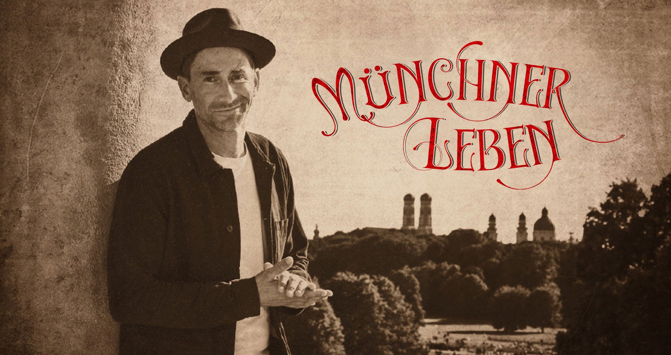Ein Foto des Künstlers im Sepia-Ton mit roter Typografie