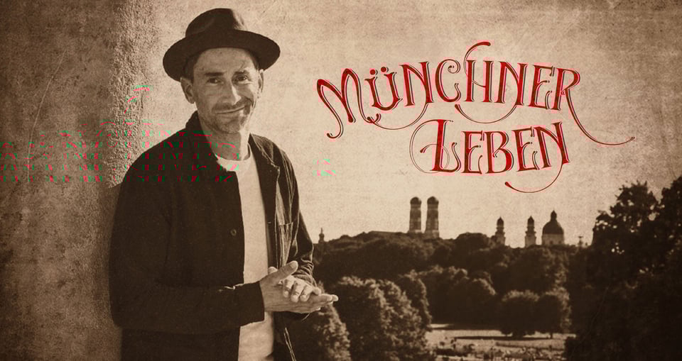 Ein Foto des Künstlers im Sepia-Ton mit roter Typografie
