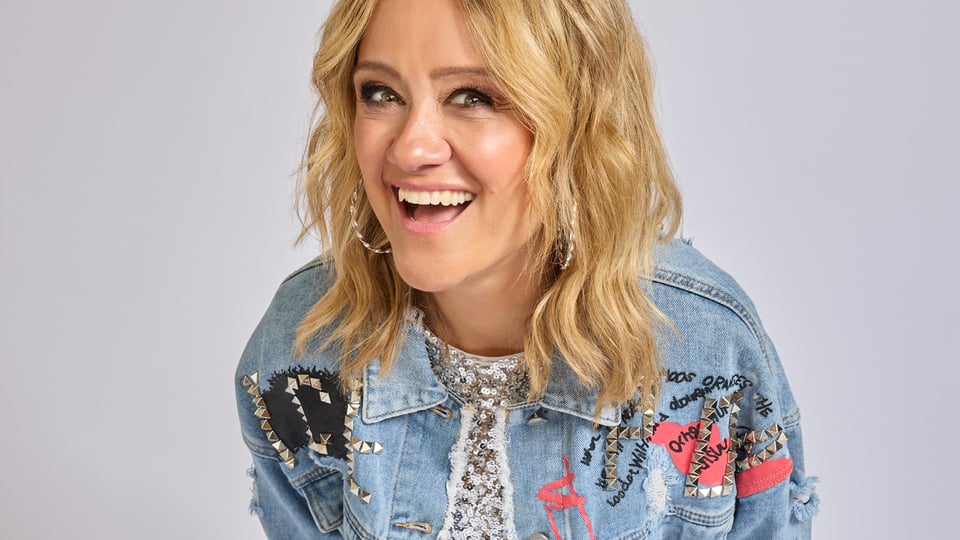 Foto für das Event von Lisa Feller mit einer Jeansjacke vor grauem Hintergrund