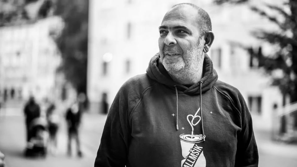 Schwarz-Weiß-Foto für die Veranstaltung **Hannes Ringlstetter – SOLO** mit dem Künstler.