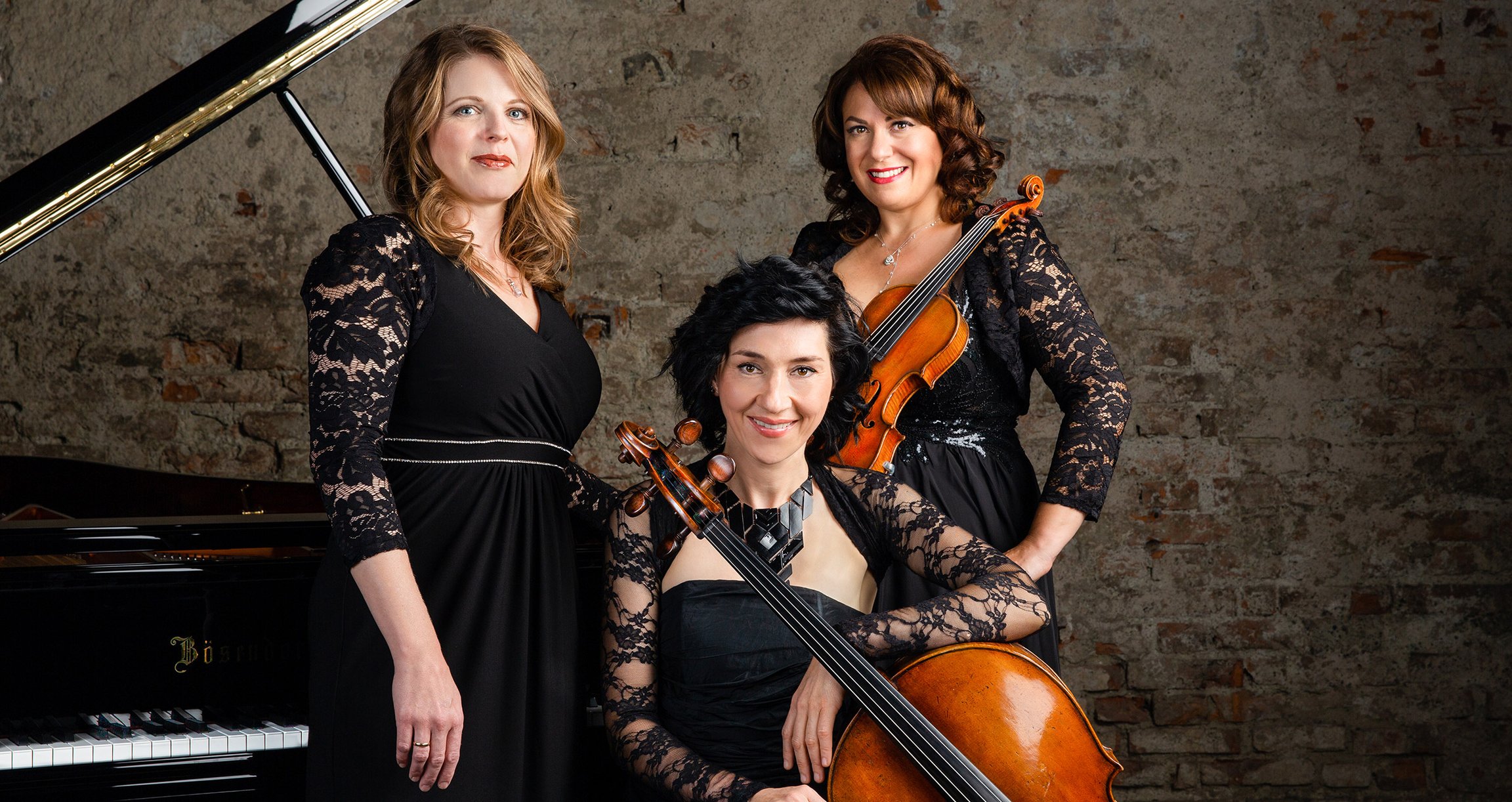 Foto von drei Frauen mit Instrumenten