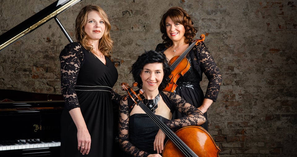 Foto von drei Frauen mit Instrumenten