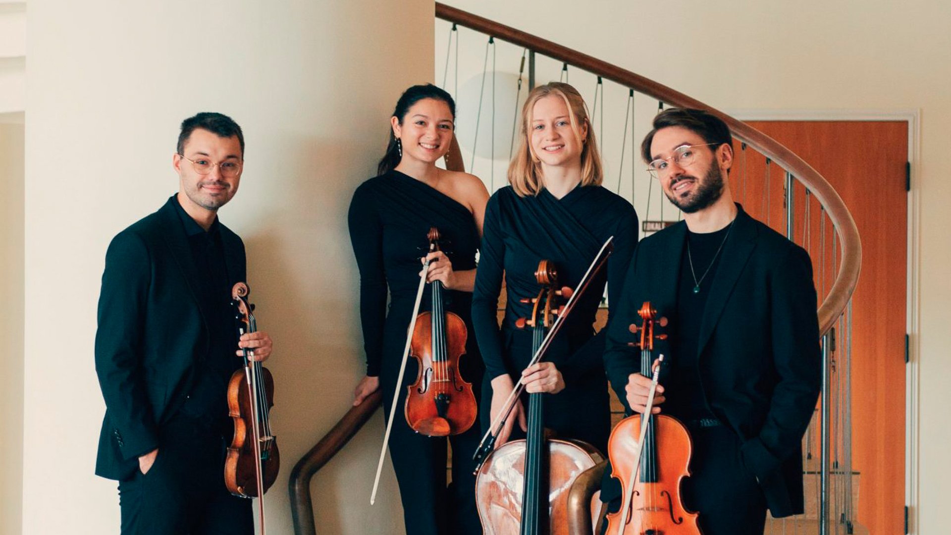 Foto für das Event NOVO Quartet: vier Männer und Frauen mit einem Streichinstrument.