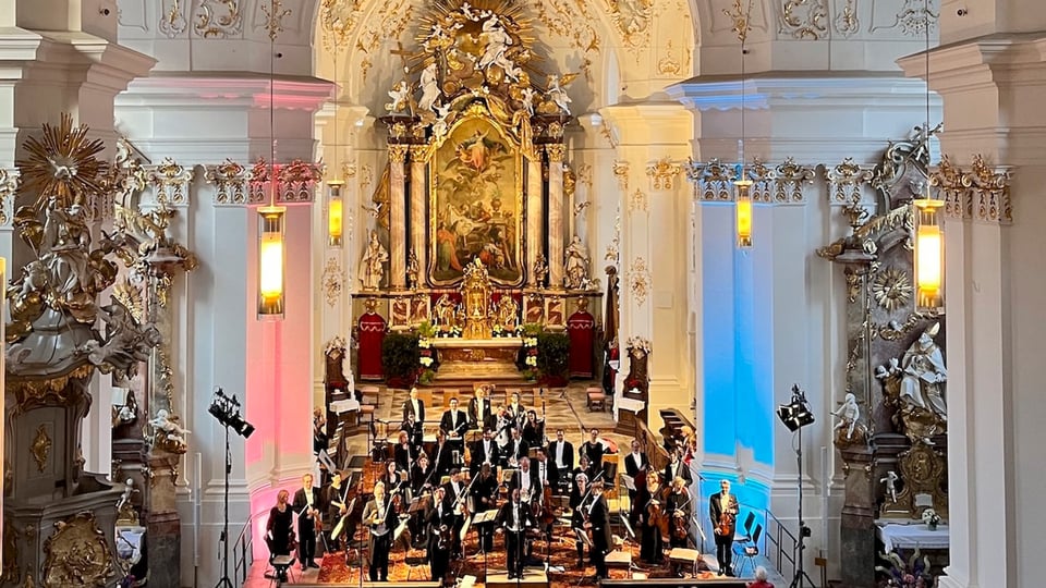 Foto für die Veranstaltung Schäftlarner Konzerte 2026 mit dem Innenraum einer Kirche und dem Orchester