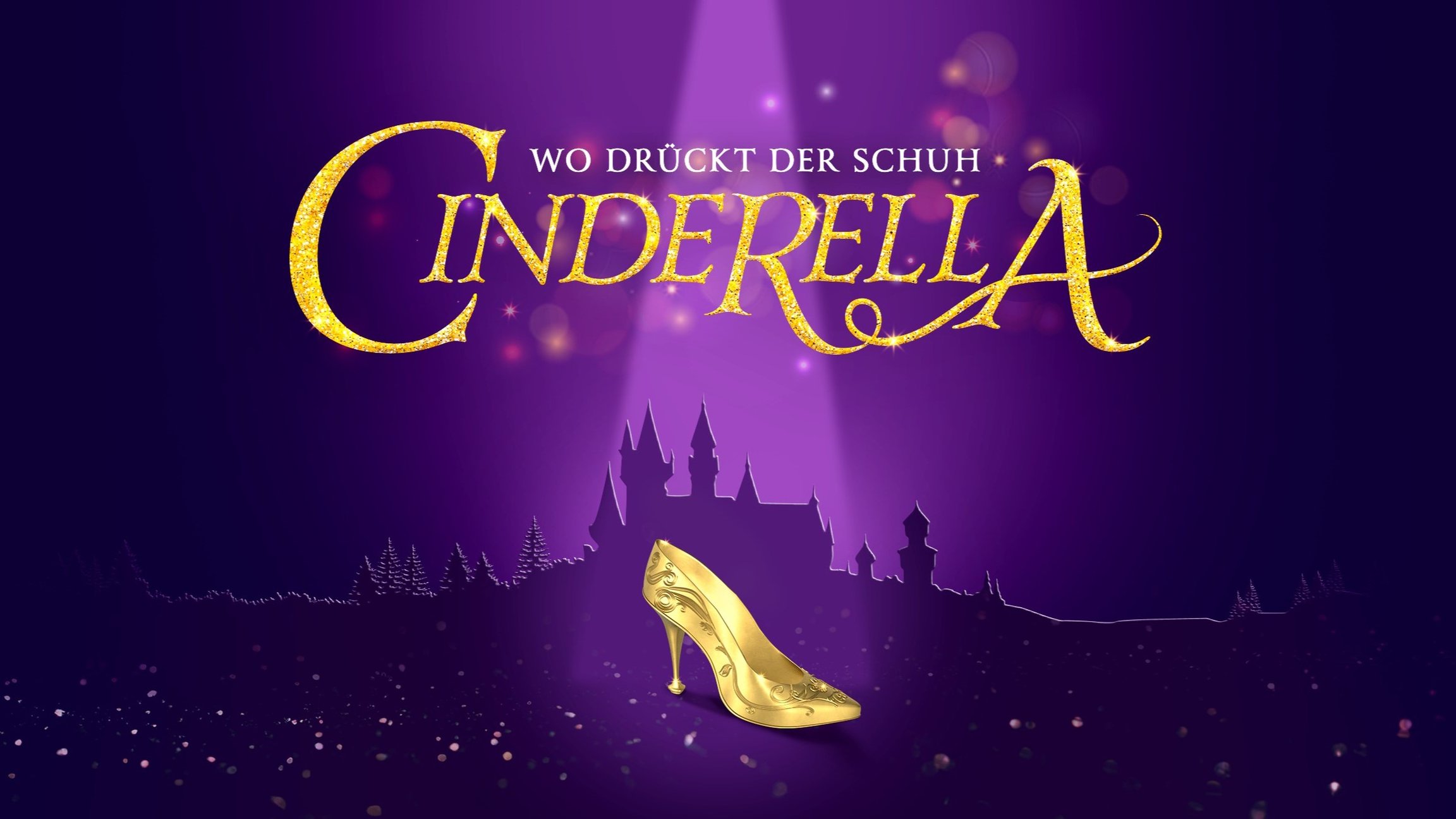 Grafisches Motiv in Violett mit dem goldenen Schriftzug  Cinderella – Wo drückt der Schuh, einer goldenen High‑Heel‑Schuhillustration im Vordergrund und der Silhouette eines Schlosses im Hintergrund.