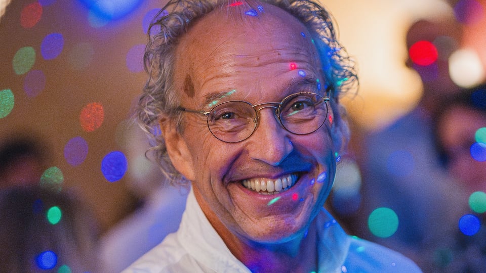 Foto für das Event ‚DISCO REVIVAL ON TOUR‘, mit dem Gesicht des Künstlers und bunten Farbpunkten.