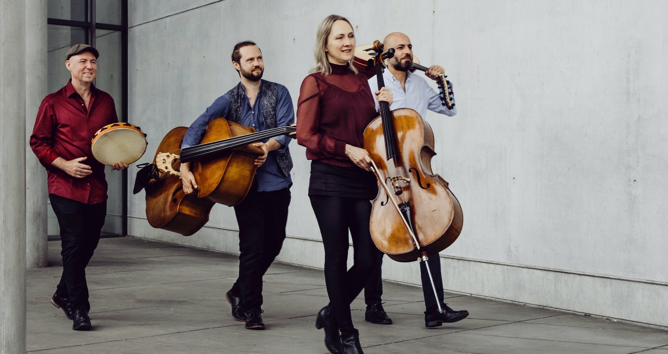Foto der Künstler mit Instrumenten