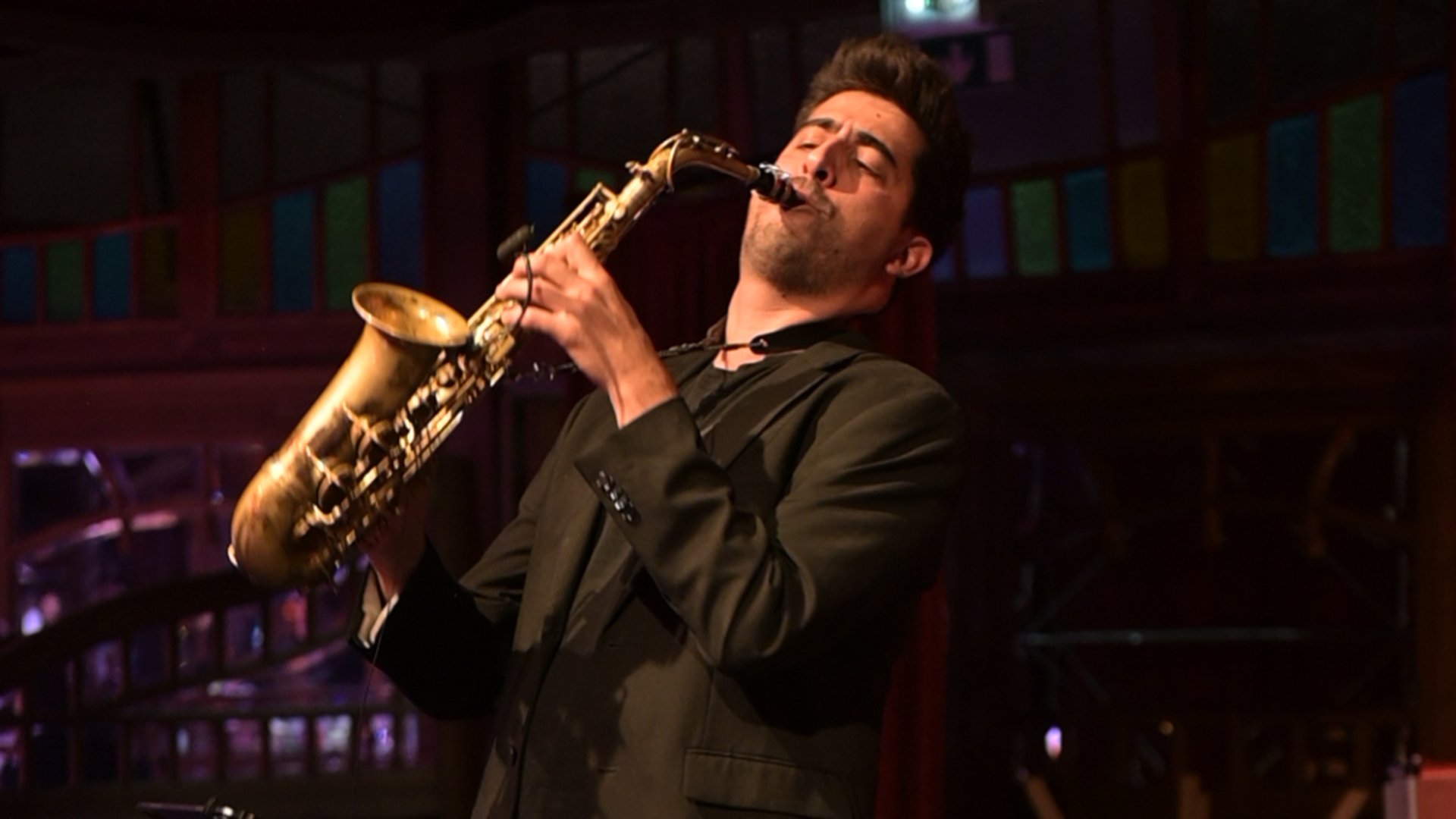 EIn Saxophonist auf der Bühne