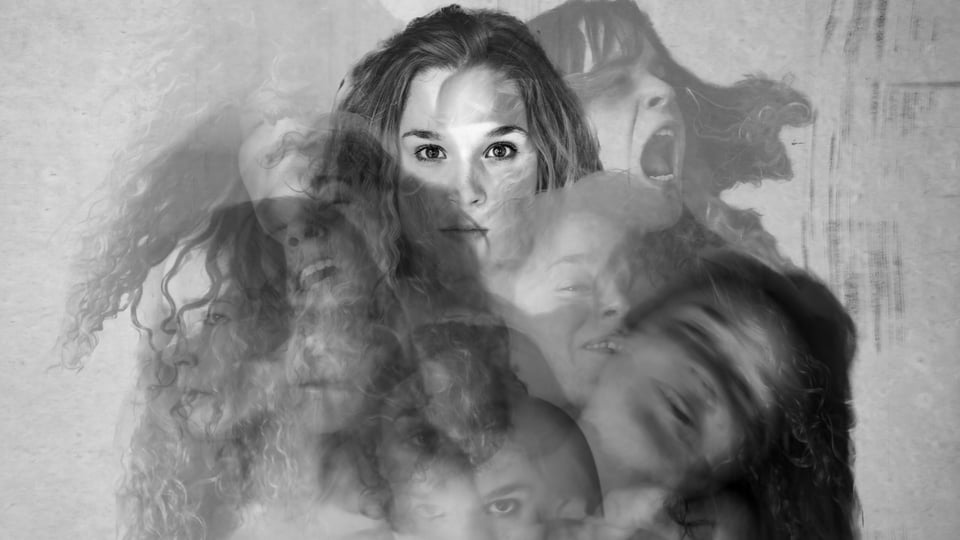 Collage mit mehreren verschwommenen Portraits in schwarz-weiß