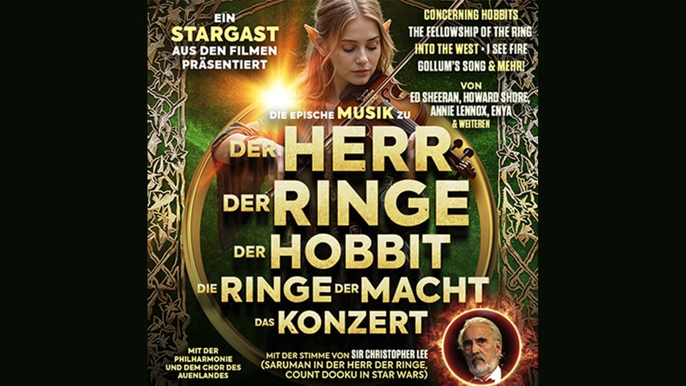 Plakat mit Titel Der Herr der Ringe / Der Hobbit – Die Ringe der Macht – Das Konzert, in der Mitte eine Person mit Geige vor grün‑goldenem Hintergrund und Ringmotiv. Oben und rechts zusätzlicher Text zu Songs und Komponisten, unten Hinweis auf Orchester und Sprecher