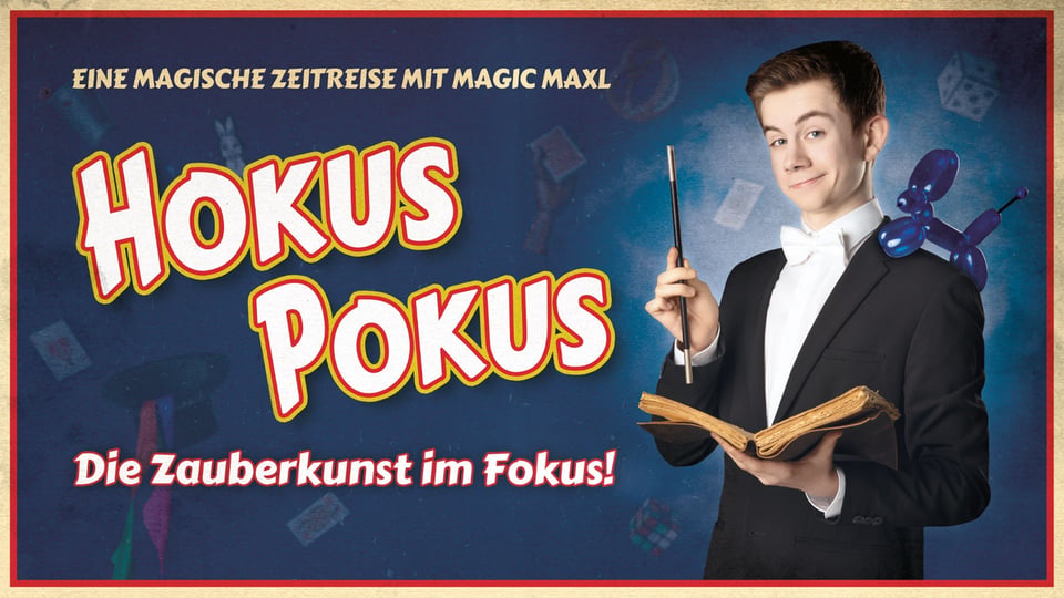 Plakat Hokus Pokus Die Zauberkunst im Fokus mit Magic Maxl, der mit Zauberstab und Buch vor blauem Hintergrund steht und schwebende Zauberrequisiten zeigt